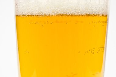 Altın bira köpük ile