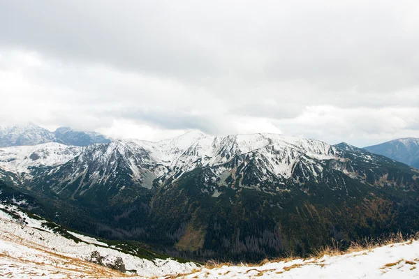 Polaco montañas Tatra en la nieve — Foto de Stock