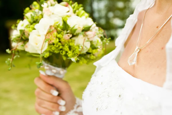 Jewelry the bride and bouquet — Stock Photo, Image