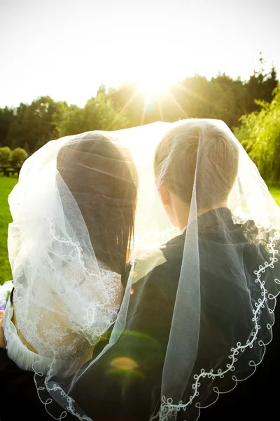 Bruiloft bruid en bruidegom buitenshuis — Stockfoto