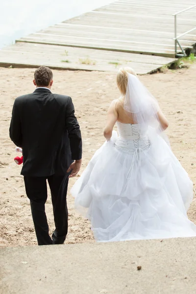 Wedding bride and groom outdoors — Stock Photo, Image