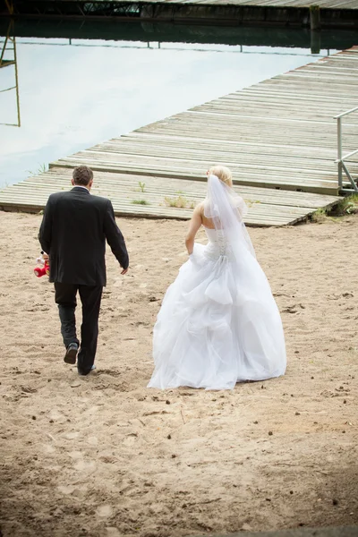 Wedding bride and groom outdoors — Stock Photo, Image