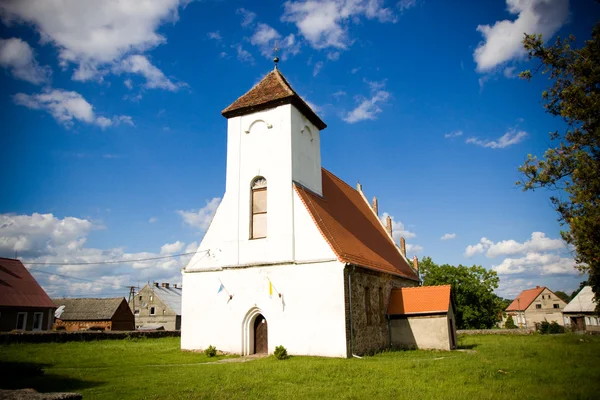 Kyrkobyggnaden med kors — Stockfoto