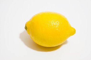 beyaz arkaplanda limon