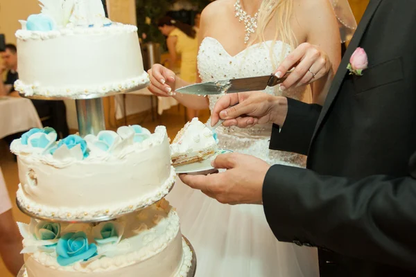 Wedding cake snijden door een paar jonge — Stockfoto