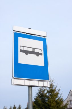 Yol tabelası otobüs durağı