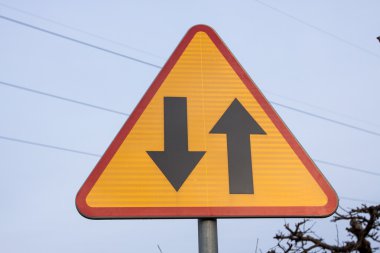 Çift yönlü yol levhası