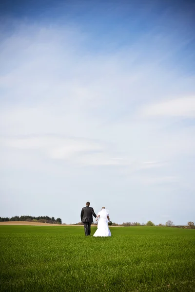 Junges Paar nach Hochzeit im Freien — Stockfoto