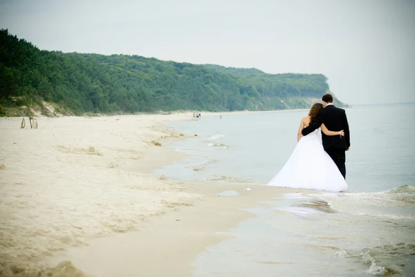 Молода пара після весілля на відкритому повітрі — стокове фото