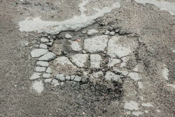 Un trou dans la route asphaltée — Photo