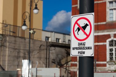-Polonya'da köpeklere izin işaret