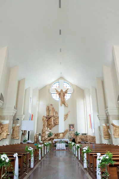 Innenraum der katholischen Kirche in Polen — Stockfoto