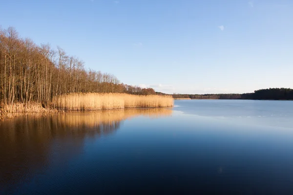 Jezioro w Polsce lekko zamrożone w zimie — Zdjęcie stockowe