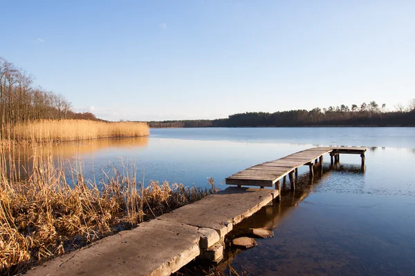 Lac en Pologne légèrement gelé en hiver — Photo