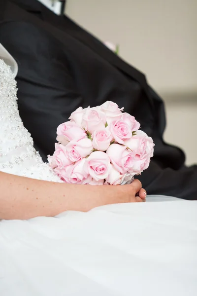 Bouquet da sposa fatto di rose rosa — Foto Stock