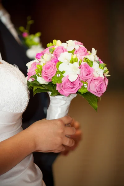 Bouquet da sposa fatto di rose rosa — Foto Stock