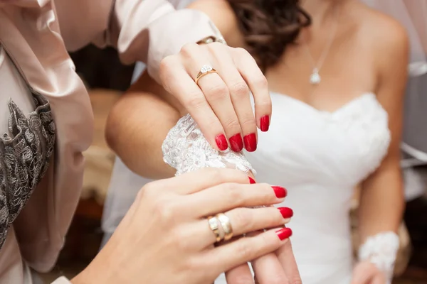 Vestir as jóias nupciais por panne young — Fotografia de Stock