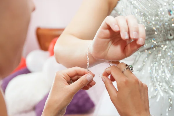 Dressing the bridal jewelry by panne young — Stock Photo, Image