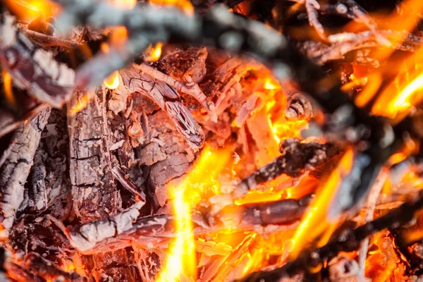 Fuego y brasas rojas en el fuego — Foto de Stock