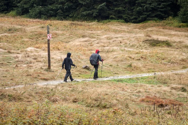 Duas pessoas vagando pelas montanhas no outono — Fotografia de Stock