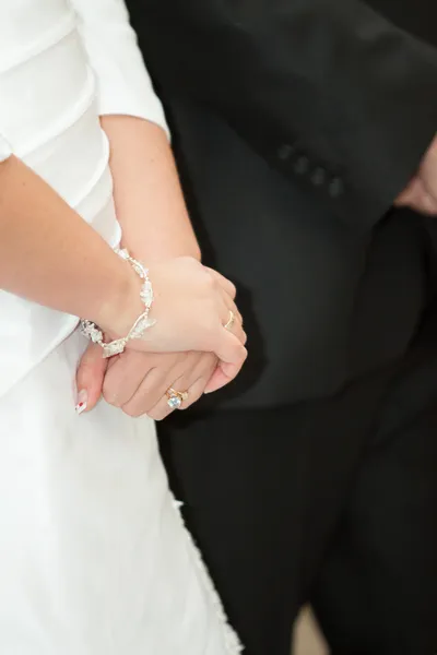 Hände Braut und Bräutigam bei der Hochzeit — Stockfoto