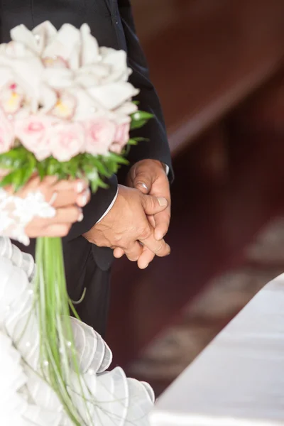 Mãos noiva e noivo no casamento — Fotografia de Stock