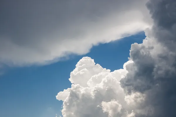 푸른 하늘에 높은 구름이 — 스톡 사진