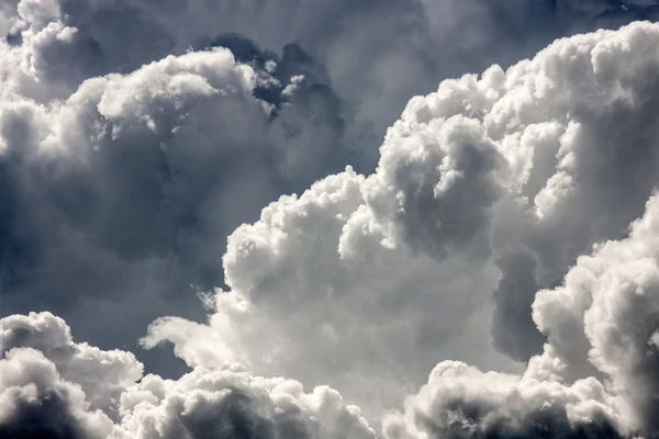 Nuvole alte nel cielo blu Foto Stock