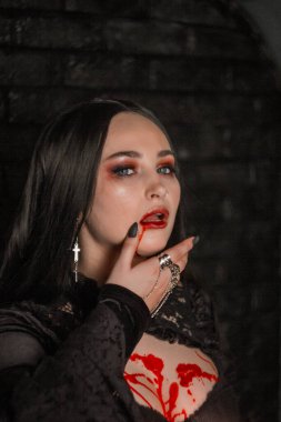 Bir cadının suretinde uzun saçlı bir kız kendini ateşe vermeye çalışıyor. Aşk büyüsü ve hasar için mumlarla yapılan ayinler. Kötü bir ruhun vücuttan atılması.