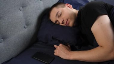 Kötü bir patrondan telefon. Yetkililerden gelen bir telefonla uyandım, bir telefonla uyandım ve çok korkmuştum.