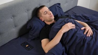 Sabah erken kalkacağım. Alarmdan uyandı, kapattı ve uyumaya devam etti.