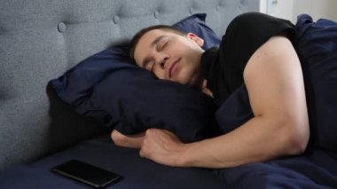 Sabah erken kalkacağım. Alarmdan uyandı ve işe gitti.