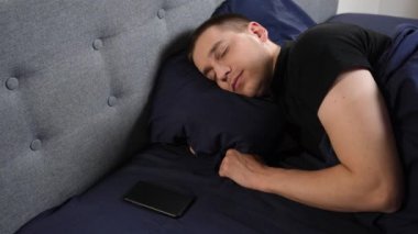 Karından telefona ara. Yüzümde hoş duygularla sevgilimin çağrısından uyandım.