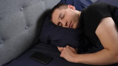 Kötü bir patrondan telefon. Yetkililerden gelen bir telefonla uyandım, bir telefonla uyandım ve çok korkmuştum.