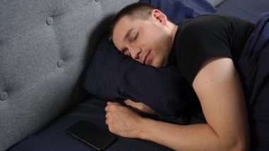 Adam 2022 'den gelen çağrıya telefonla cevap verdi. Gelecek yıl 2022. Gelecekten telefon var. Yakın plan.