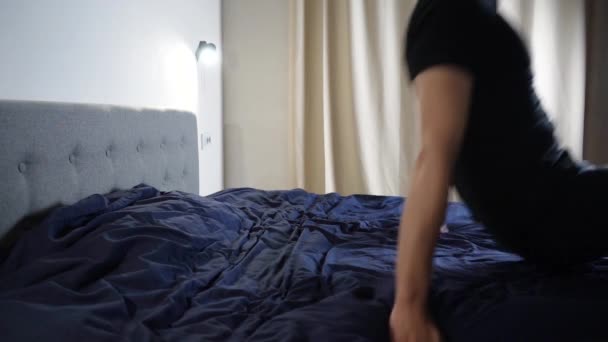 Langzame Beweging Man Valt Bed Met Zijn Rug Met Een — Stockvideo