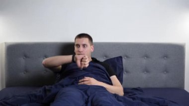 Genç adam aniden uyanır ve uyuduğunu fark eder. Gecikmeden dolayı ani uyanış