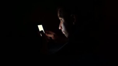 Genç adam gece yatmadan önce telefona bakar. Telefondaki bilgileri incele.