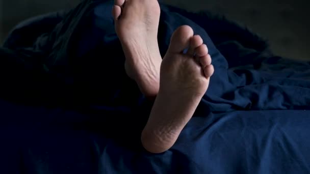 Ноги Кровати Одеялом Крупным Планом Царапает Ногу Ноге — стоковое видео