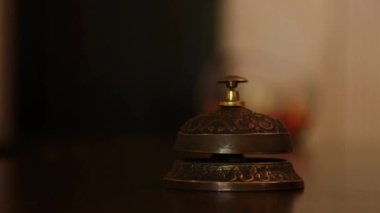 Eski bir otelin ahşap tezgahında çan sesi duydum. Ziyaretçiler resepsiyondaki resepsiyondaki kapıcıya telefon ediyorlar. Önce bir kez, sonra tekrar tekrar düğmeye basar.