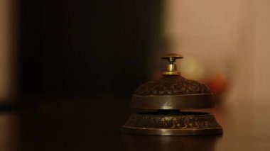 Eski bir otelin ahşap tezgahında çan sesi duydum. Ziyaretçiler resepsiyondaki resepsiyondaki kapıcıya telefon ediyorlar. Önce bir kez, sonra tekrar tekrar düğmeye basar.