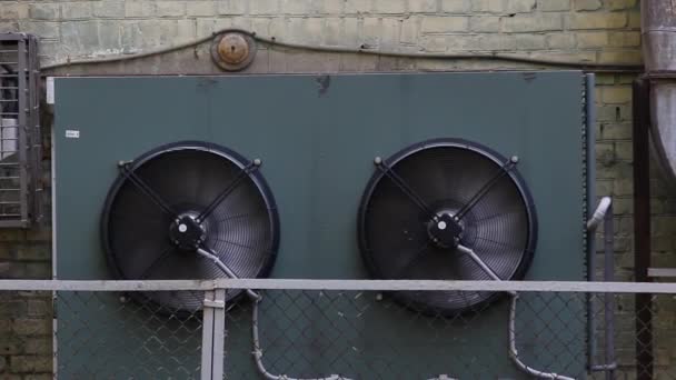 ビルの外の壁には産業用エアコンの抽出ファンがかかっています。冷凍ブロワーの作動と回転 — ストック動画