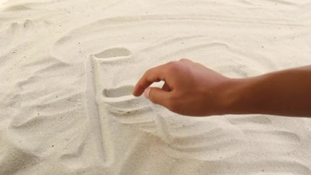Χέρι σχεδιάζει την επιγραφή Αίγυπτος στην άμμο. Ηλιόλουστη ακτή της θάλασσας και του ωκεανού. Σύμβολο ξεκούρασης και διακοπών στο θέρετρο — Αρχείο Βίντεο