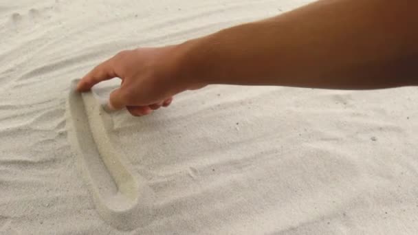 Mano disegna l'iscrizione Egitto sulla sabbia. Costa soleggiata del mare e dell'oceano. Simbolo di riposo e vacanze nel resort — Video Stock