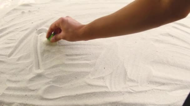 Hand draws the inscription Bulgaria on the sand. Sunny coast of the sea and ocean. Symbol of rest and vacations at the resort — Stok video