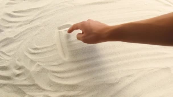 Hand draws the inscription Europe on the sand. Sunny coast of the sea and ocean. Symbol of rest and vacations at the resort — Stockvideo