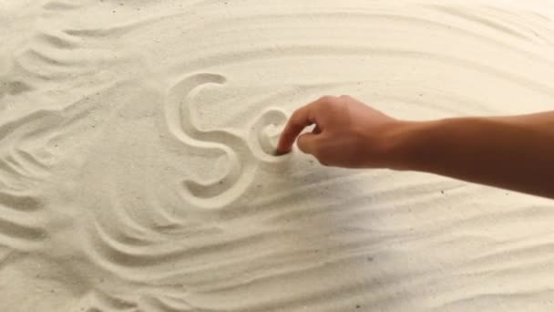 Hand draws the inscription San Francisco on the sand. Sunny coast of the sea and ocean. Symbol of rest and vacations at the resort — Vídeo de Stock
