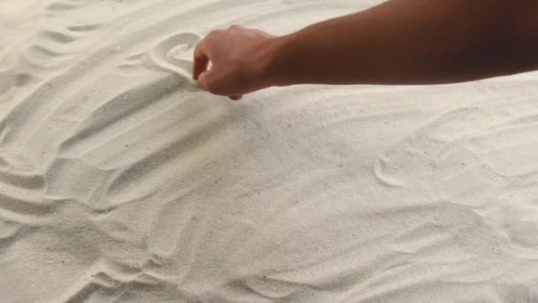 Hand draws the inscription Sea of Azov on the sand. Sunny coast of the sea and ocean. Symbol of rest and vacations at the resort — Stock Video