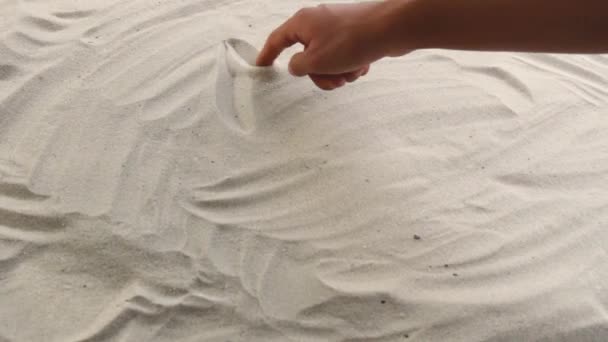 Χέρι σχεδιάζει την επιγραφή Αραβική Θάλασσα στην άμμο. Ηλιόλουστη ακτή της θάλασσας και του ωκεανού. Σύμβολο ξεκούρασης και διακοπών στο θέρετρο — Αρχείο Βίντεο
