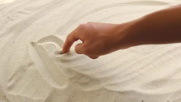 손 은모래 위에 새겨진 발트해를 그린다. 바다와 바다의 써니 해안입니다. 휴양지에서의 휴식 과 휴가에 대한 상징 — 비디오